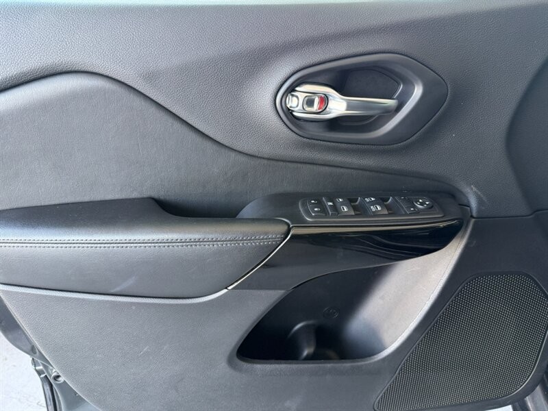 Jeep Cherokee Vehicle Full-screen Gallery Image 23