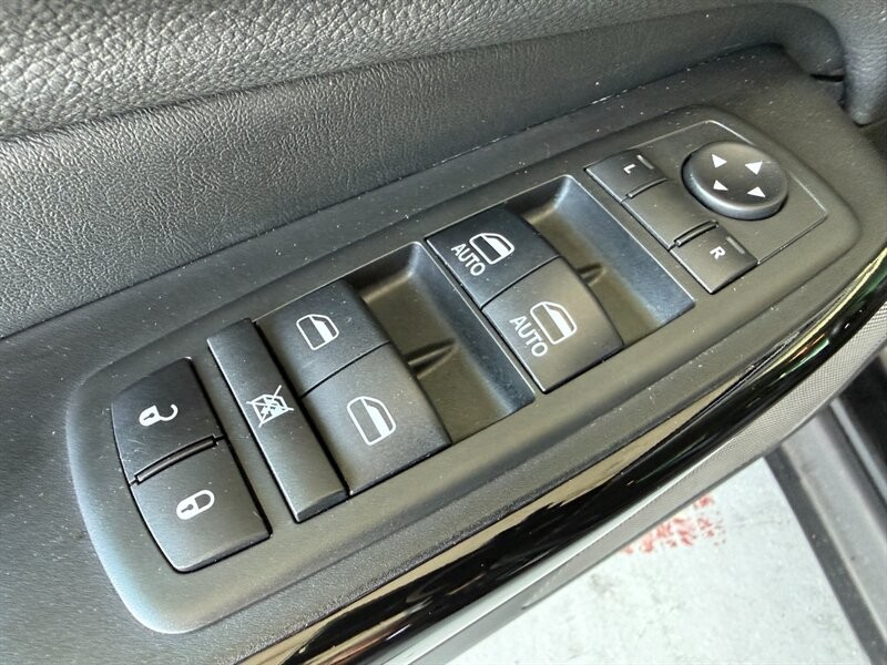 Jeep Cherokee Vehicle Full-screen Gallery Image 24