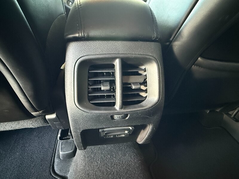 Jeep Cherokee Vehicle Full-screen Gallery Image 26