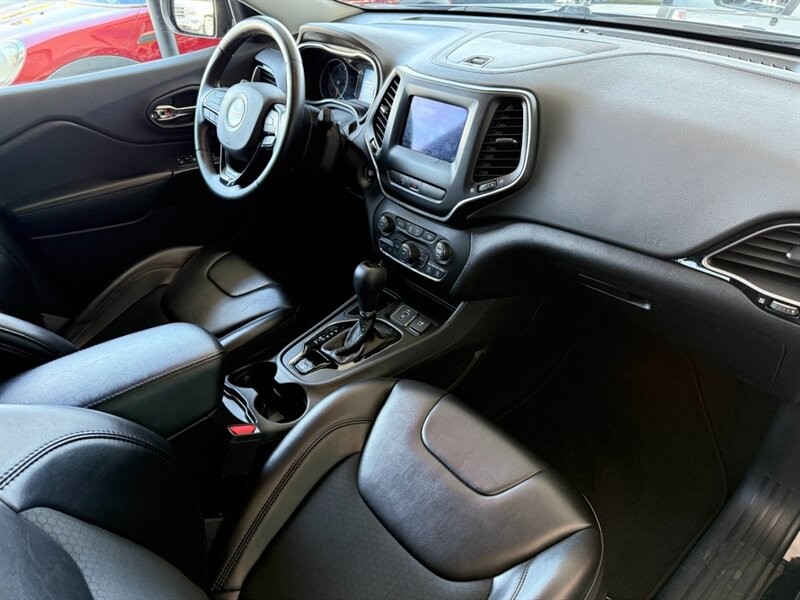 Jeep Cherokee Vehicle Full-screen Gallery Image 27