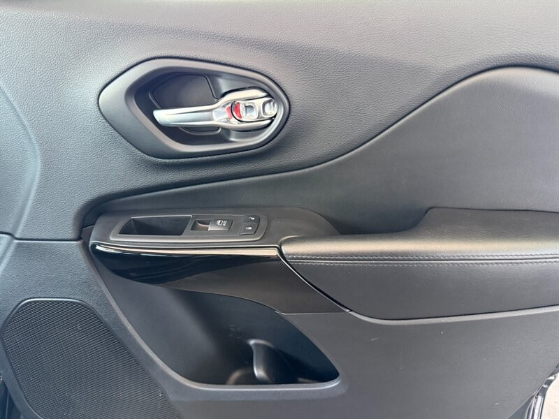 Jeep Cherokee Vehicle Full-screen Gallery Image 28