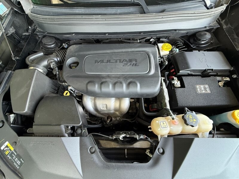 Jeep Cherokee Vehicle Full-screen Gallery Image 36