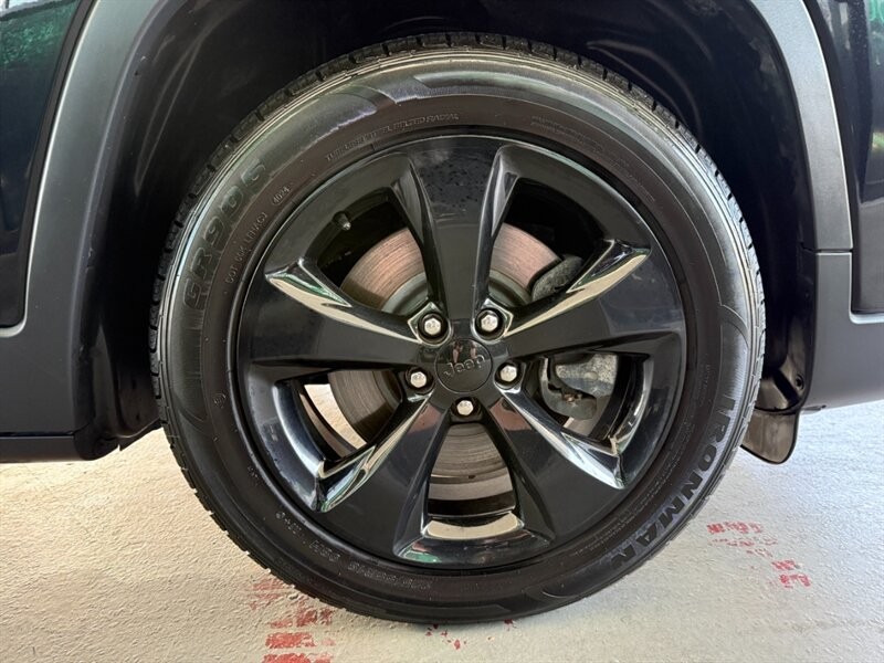 Jeep Cherokee Vehicle Full-screen Gallery Image 37