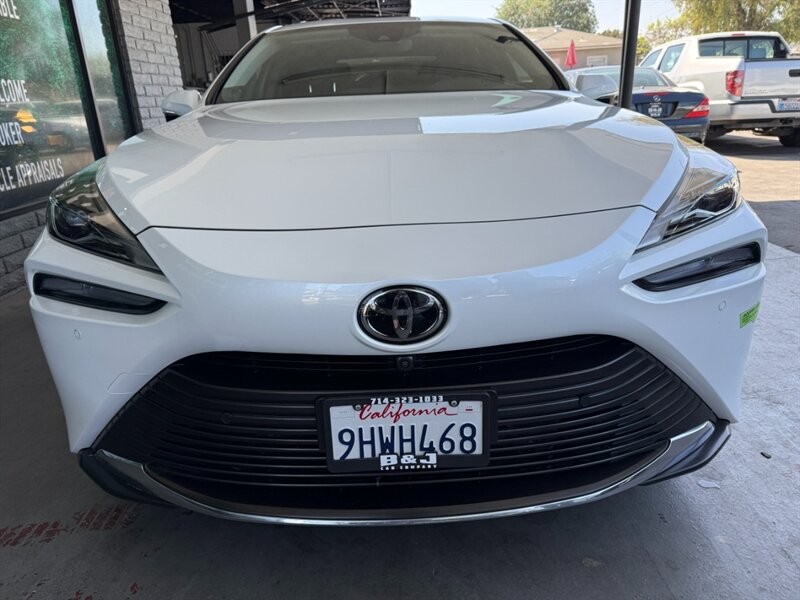 Toyota Mirai Vehicle Full-screen Gallery Image 12