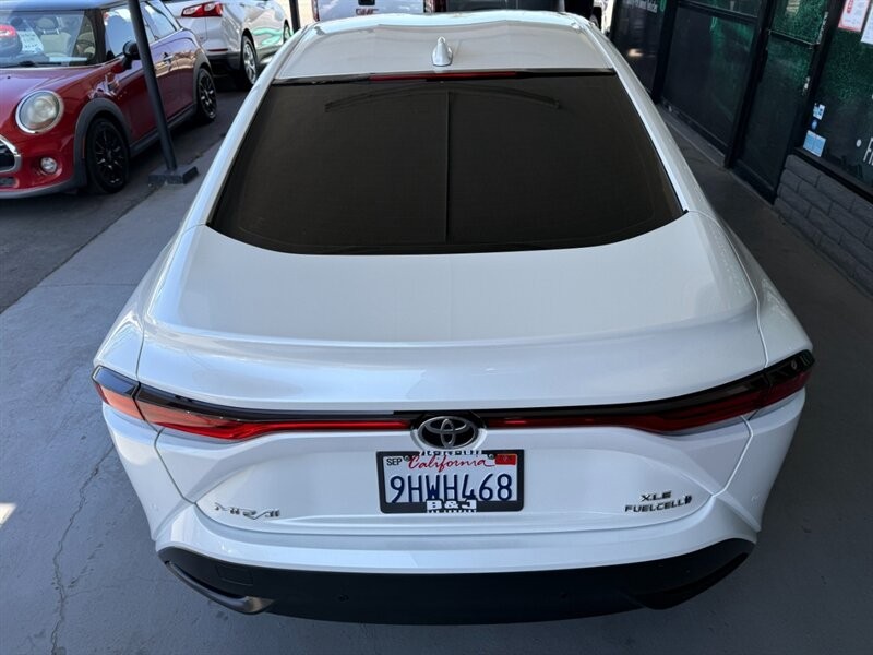 Toyota Mirai Vehicle Full-screen Gallery Image 15