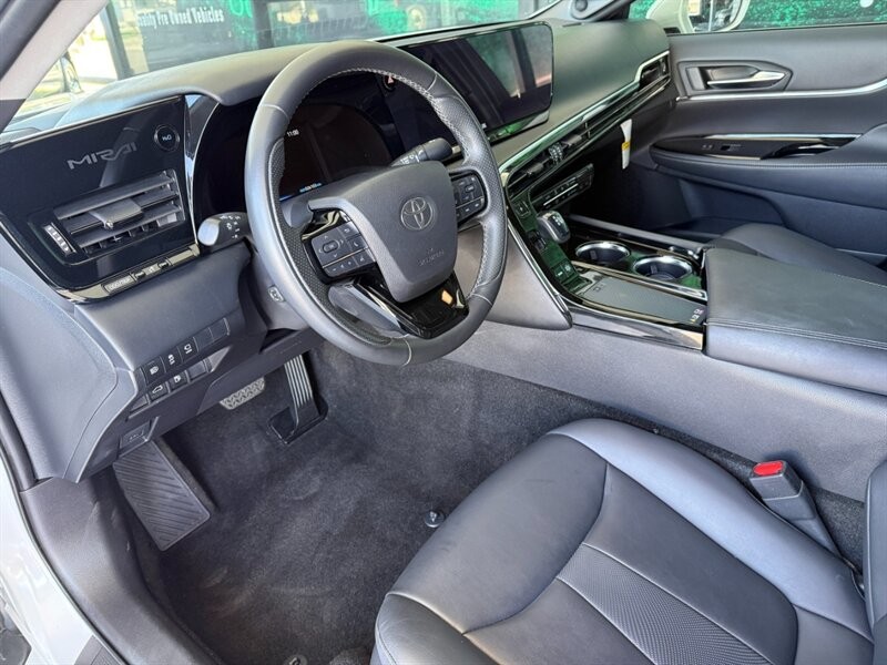 Toyota Mirai Vehicle Full-screen Gallery Image 16
