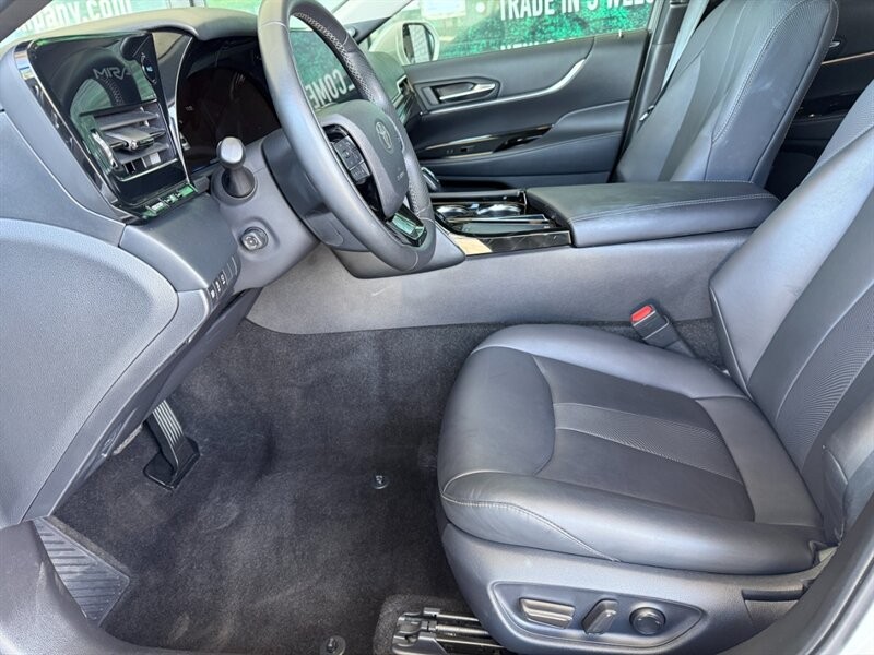 Toyota Mirai Vehicle Full-screen Gallery Image 17