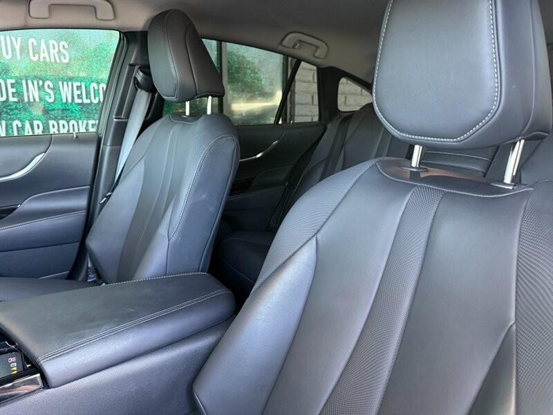 Toyota Mirai Vehicle Full-screen Gallery Image 18