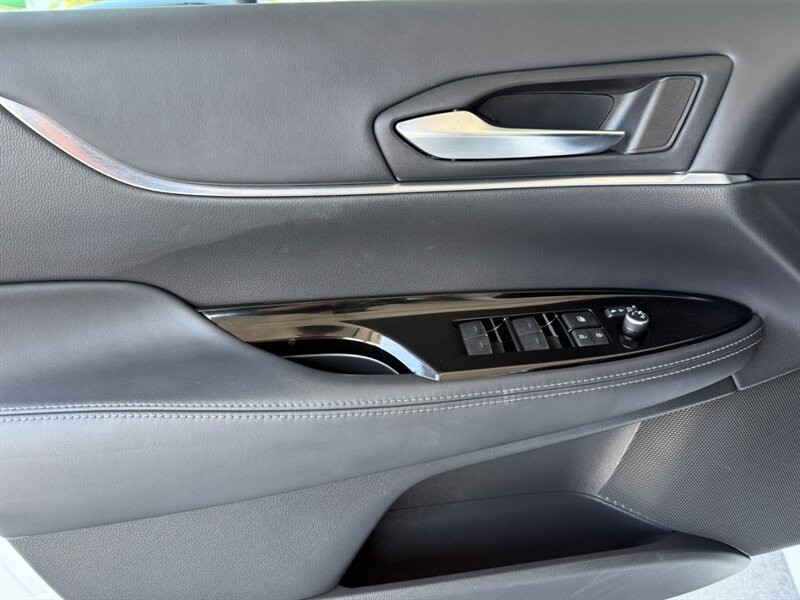 Toyota Mirai Vehicle Full-screen Gallery Image 22