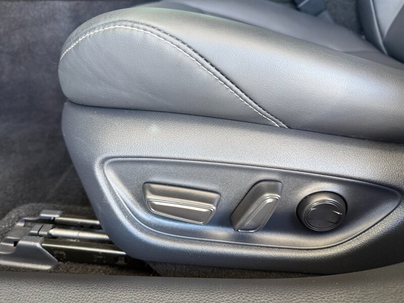 Toyota Mirai Vehicle Full-screen Gallery Image 24