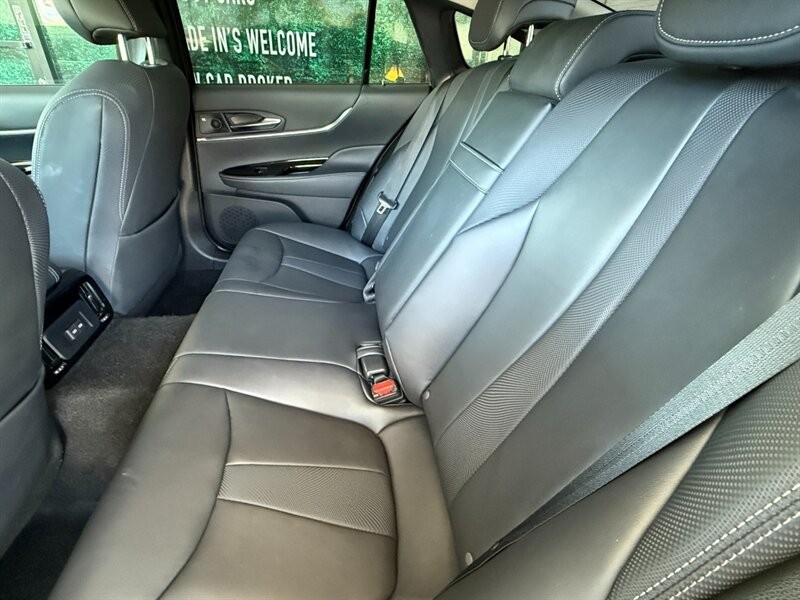 Toyota Mirai Vehicle Full-screen Gallery Image 25