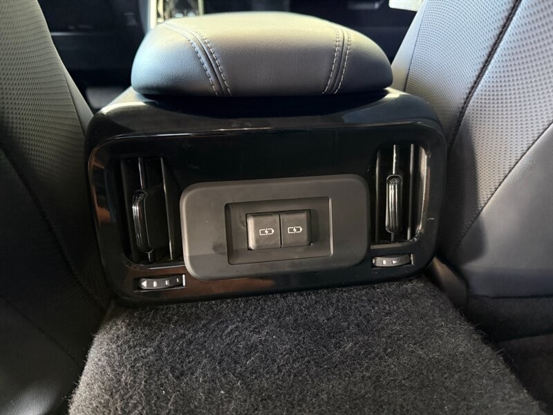 Toyota Mirai Vehicle Full-screen Gallery Image 26