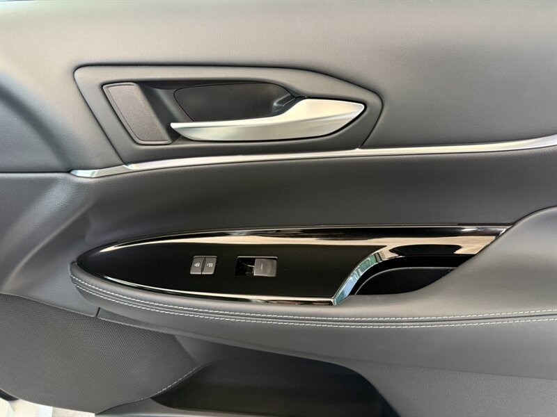 Toyota Mirai Vehicle Full-screen Gallery Image 29