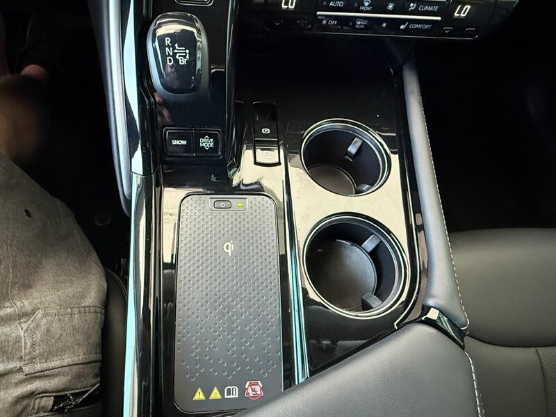 Toyota Mirai Vehicle Full-screen Gallery Image 36