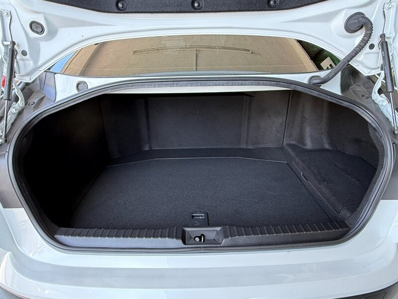 Toyota Mirai Vehicle Full-screen Gallery Image 38