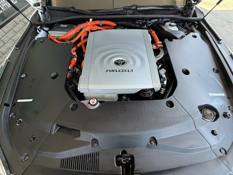 Toyota Mirai Vehicle Full-screen Gallery Image 39
