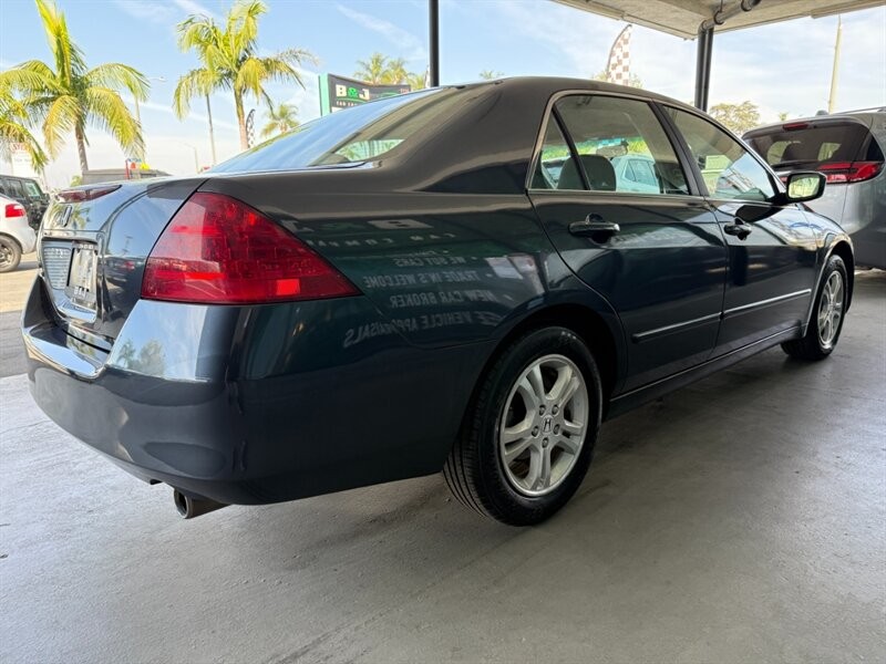 Honda Accord Sedan Vehicle Full-screen Gallery Image 10