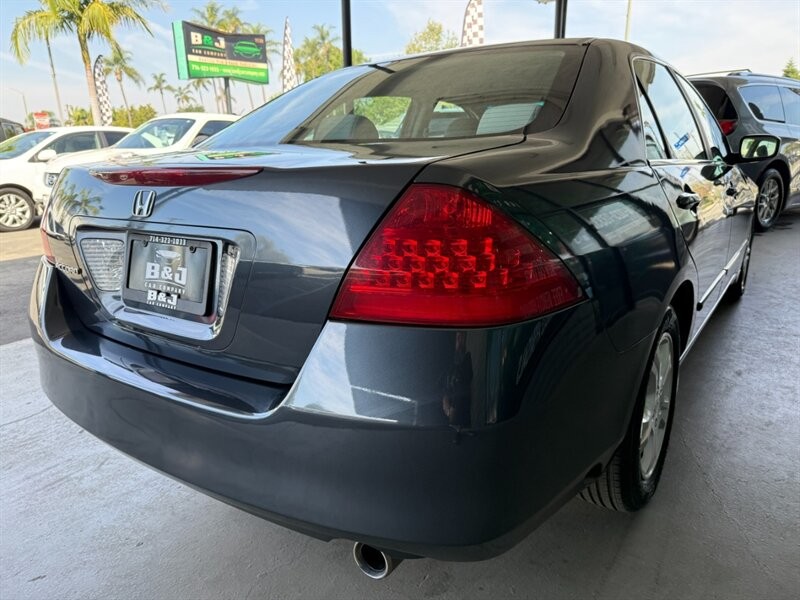 Honda Accord Sedan Vehicle Full-screen Gallery Image 11