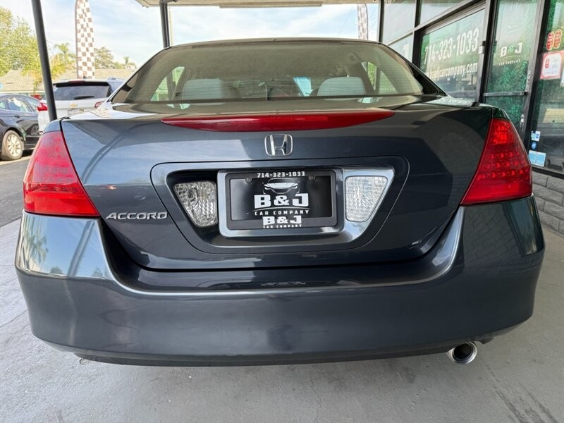 Honda Accord Sedan Vehicle Full-screen Gallery Image 14