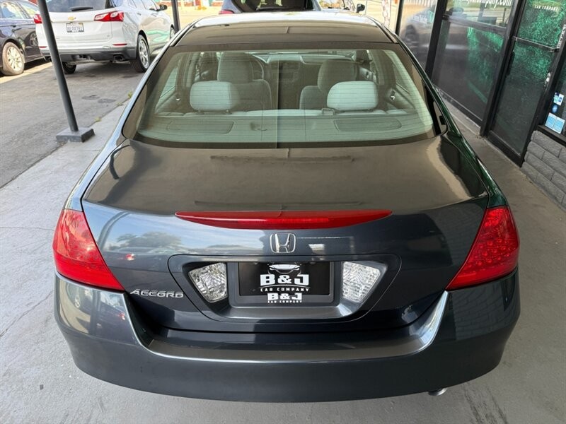 Honda Accord Sedan Vehicle Full-screen Gallery Image 15