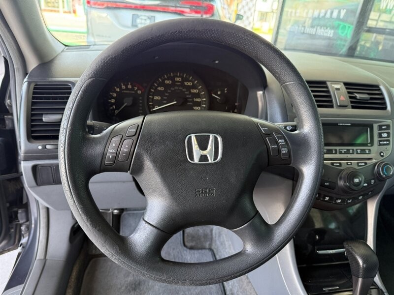 Honda Accord Sedan Vehicle Full-screen Gallery Image 19