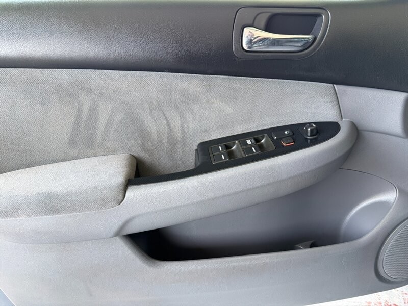 Honda Accord Sedan Vehicle Full-screen Gallery Image 22