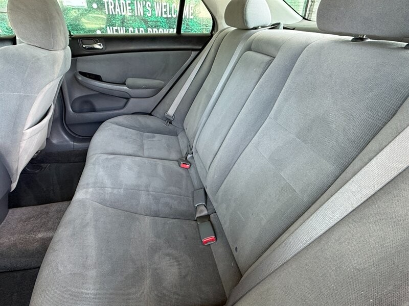 Honda Accord Sedan Vehicle Full-screen Gallery Image 24