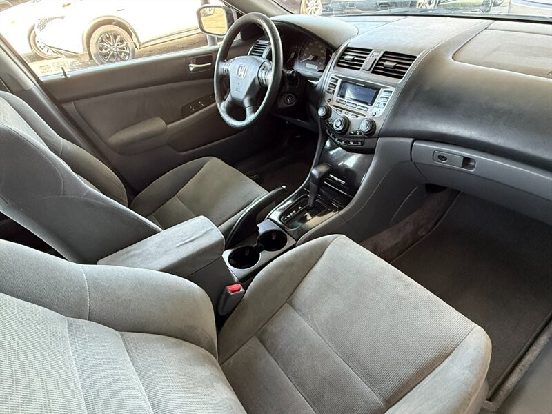 Honda Accord Sedan Vehicle Full-screen Gallery Image 25