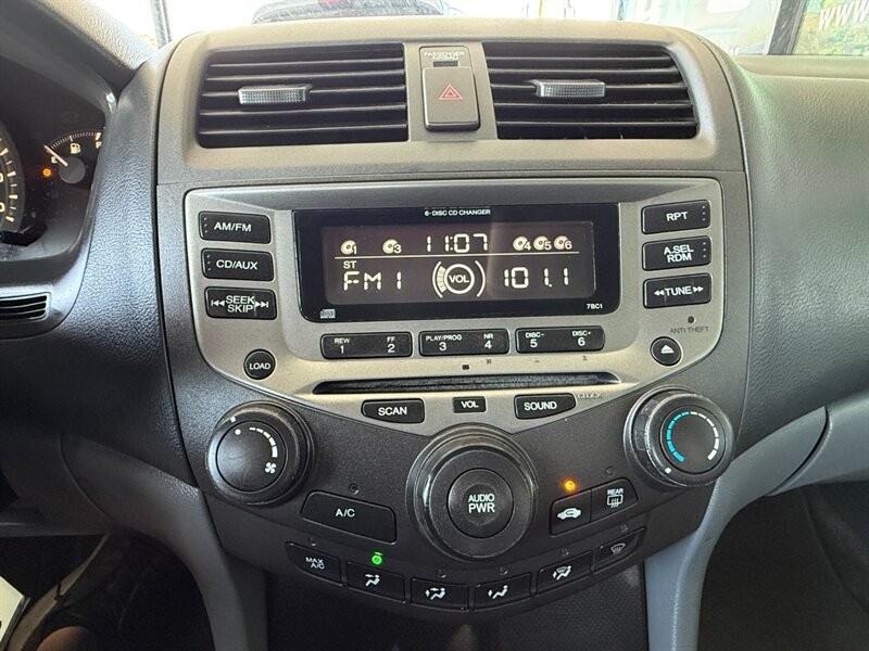 Honda Accord Sedan Vehicle Full-screen Gallery Image 28