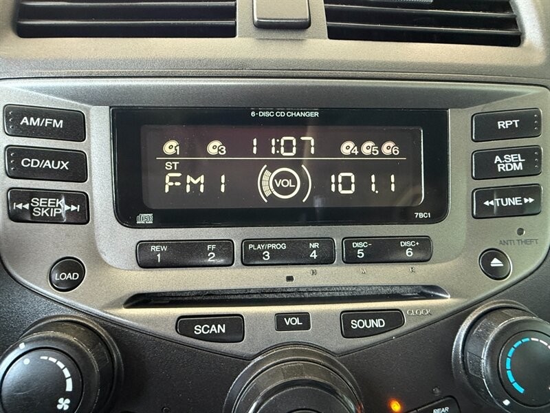 Honda Accord Sedan Vehicle Full-screen Gallery Image 29