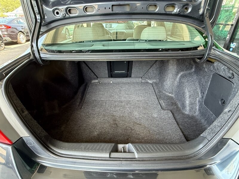 Honda Accord Sedan Vehicle Full-screen Gallery Image 31