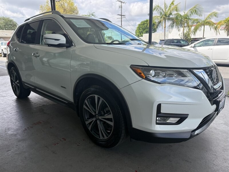 Nissan Rogue Vehicle Full-screen Gallery Image 07