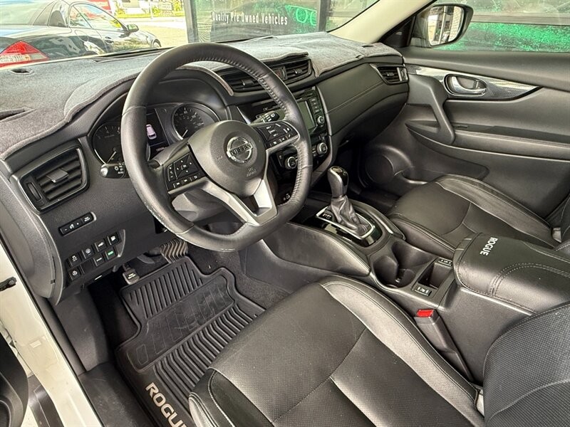 Nissan Rogue Vehicle Full-screen Gallery Image 15