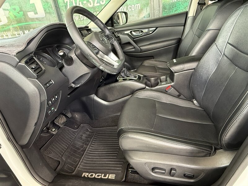 Nissan Rogue Vehicle Full-screen Gallery Image 16