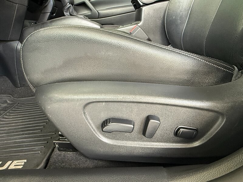 Nissan Rogue Vehicle Full-screen Gallery Image 18