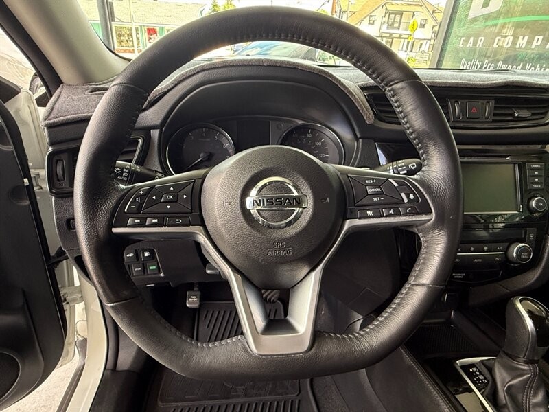 Nissan Rogue Vehicle Full-screen Gallery Image 19