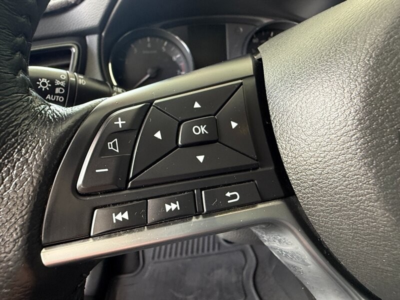 Nissan Rogue Vehicle Full-screen Gallery Image 20