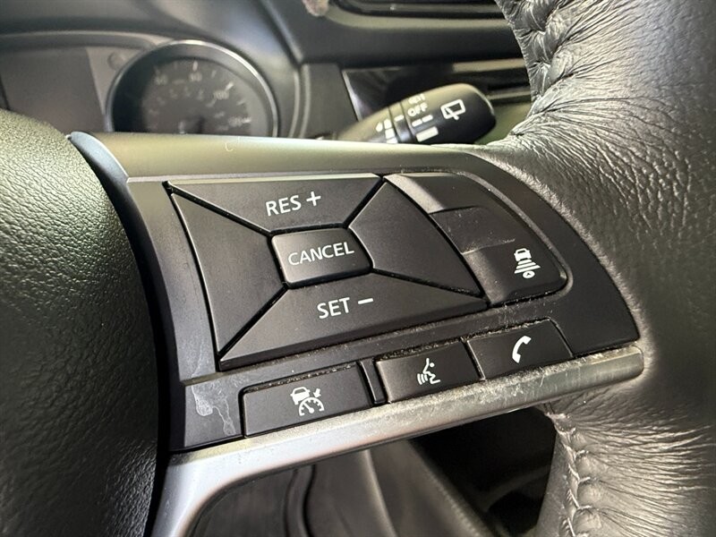 Nissan Rogue Vehicle Full-screen Gallery Image 21