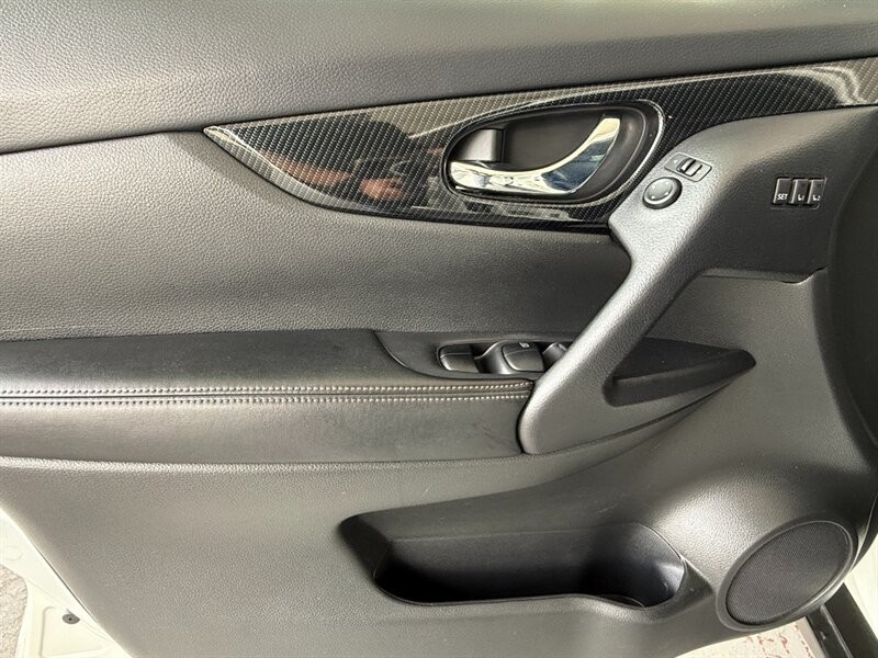 Nissan Rogue Vehicle Full-screen Gallery Image 22