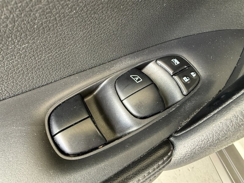 Nissan Rogue Vehicle Full-screen Gallery Image 23