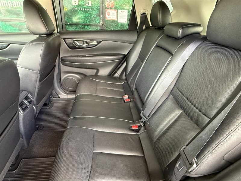 Nissan Rogue Vehicle Full-screen Gallery Image 25