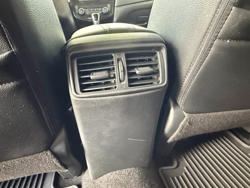 Nissan Rogue Vehicle Full-screen Gallery Image 26