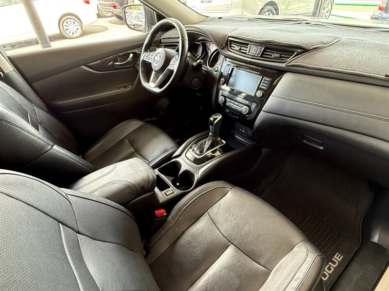 Nissan Rogue Vehicle Full-screen Gallery Image 27