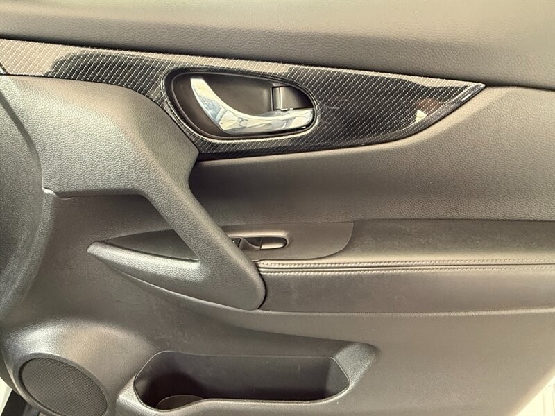 Nissan Rogue Vehicle Full-screen Gallery Image 28