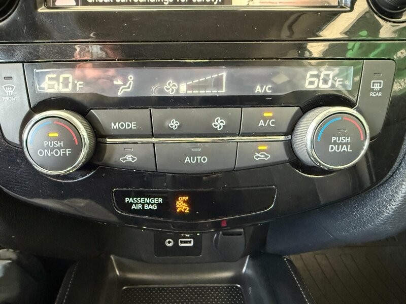 Nissan Rogue Vehicle Full-screen Gallery Image 33