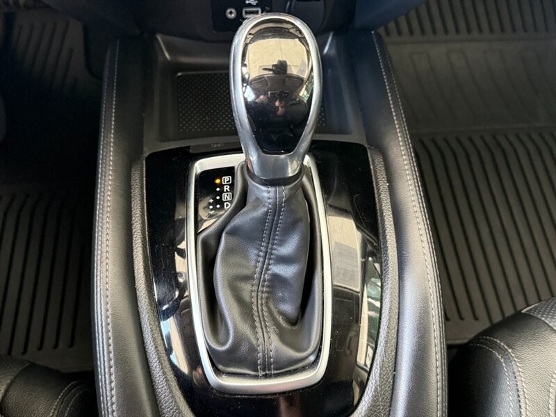 Nissan Rogue Vehicle Full-screen Gallery Image 35