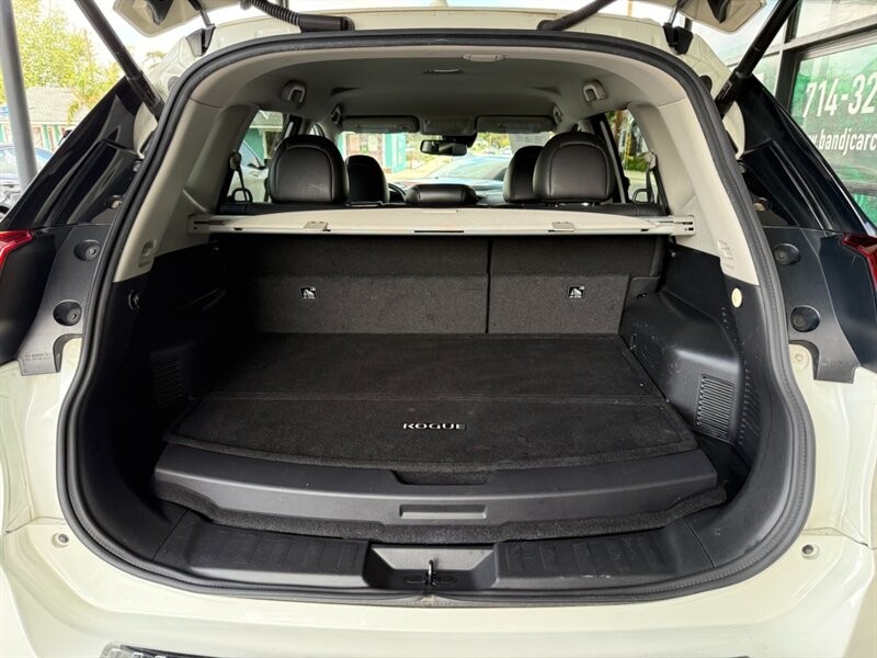 Nissan Rogue Vehicle Full-screen Gallery Image 38