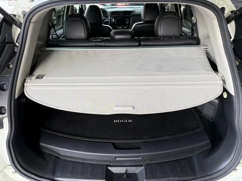 Nissan Rogue Vehicle Full-screen Gallery Image 39