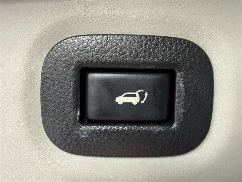 Nissan Rogue Vehicle Full-screen Gallery Image 40