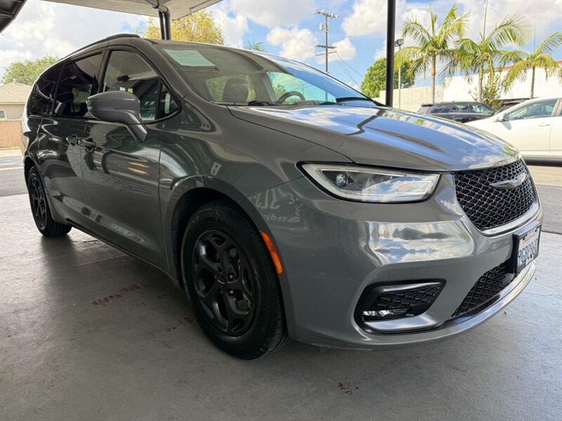 Chrysler Pacifica Vehicle Full-screen Gallery Image 07